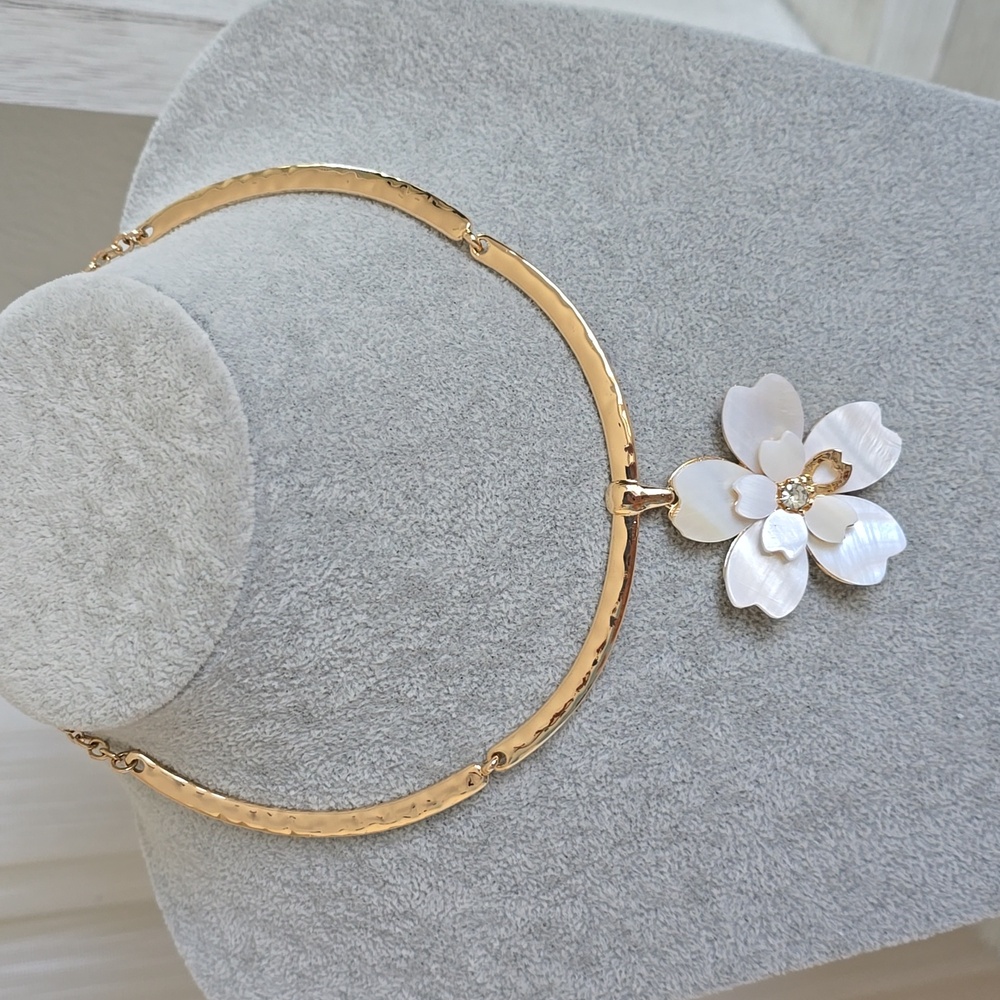 Bella & Jack Shell Flower Necklace NWT 18"